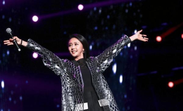 她瞒着丈夫参加《中国好声音》,走红后却称单身,下台和丈夫离婚