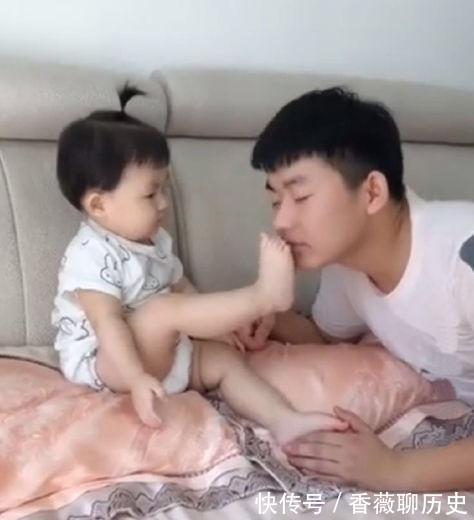 宝宝|妹妹抬脚给哥哥闻,哥哥假装被熏晕,妹妹的反应乐翻众人