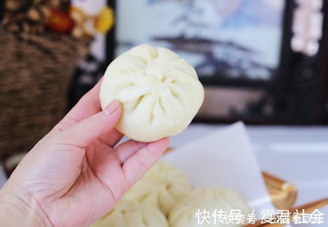 蒸包子时，记得不要只加酵母，面里加2样，包子又白又软又香又甜