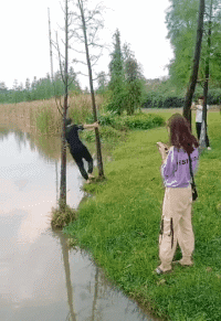 |搞笑GIF：这样的妹子 一看就不是省油的灯