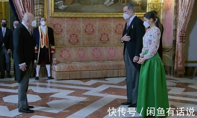 旧衣 西班牙王后真节俭,穿婆婆27年前定制款旧衣,一身粉配绿依然好美