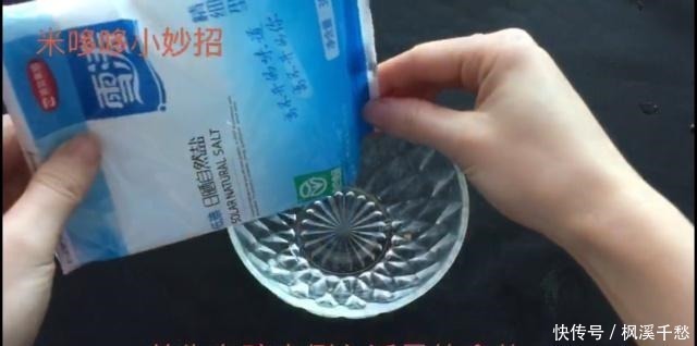 洗衣服不要只放洗衣液，多加一碗它，洗出来的衣服干净如新！