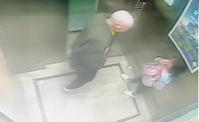 坏人|女孩在电梯里遇到“坏爷爷”,神走位躲开咸猪手,父母教育是关键