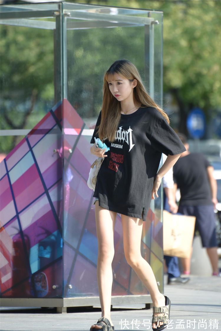 牛仔裤 街拍:美女白色牛仔裤搭配白色无袖小衫,凸显身材比例和长腿优势