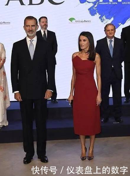 西班牙王后尴尬了,穿上万元抹胸连衣裙,却被老气“蜘蛛鞋”抢镜