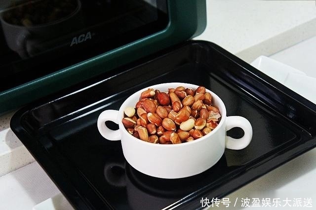嘎嘣脆|天热花生米别油炸了,10分钟搞定,嘎嘣脆,好吃又健康