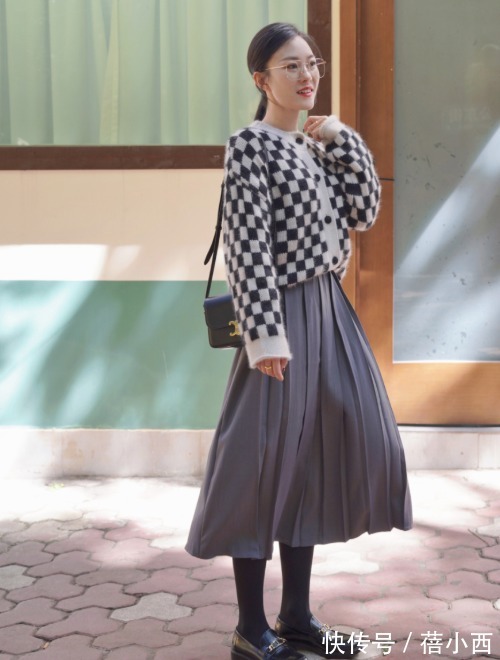 乐福鞋 终于明白“奶奶衫”为什么是2022最火单品,简约耐看还显瘦,超美
