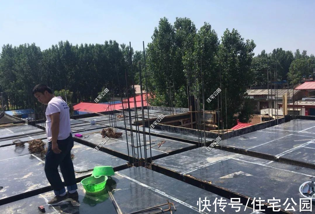 露台|河南农村10万买地，3层洋楼65万盖好，旋转楼梯配露台简直完美