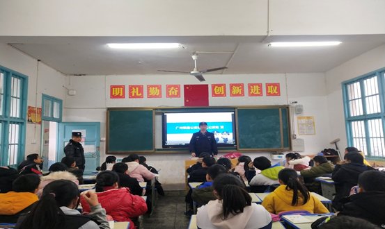 洪江市黔城镇中心小学开展爱路护路主题班会活动