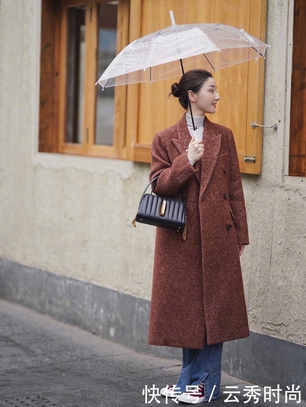 早春穿大衣更时髦,35岁以上的女人别乱穿,这组穿搭太优雅了