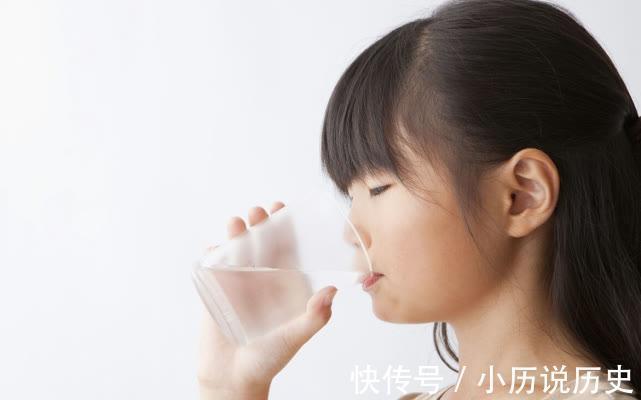 多喝水|8岁男童因多喝水住进医院！3个时间段少让孩子喝水，易积食