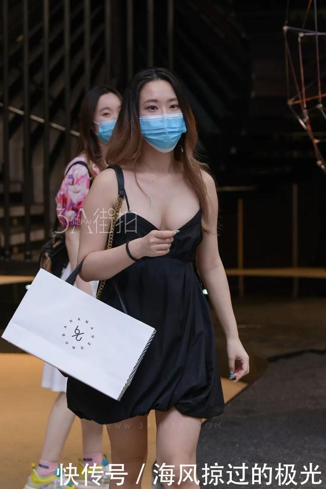 街拍简洁大方的小姐姐，黑色的吊带穿搭很动人！
