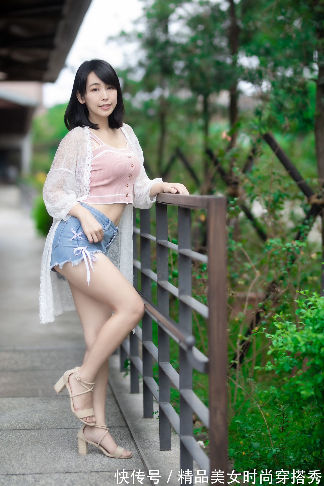 防晒|清凉干净的穿搭才会更吸引眼球，一件吊带、一件防晒长衫足矣