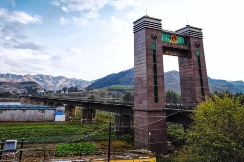 自驾游中朝边境：探访鸭绿江大桥，对岸被轰炸的山体50年不长草