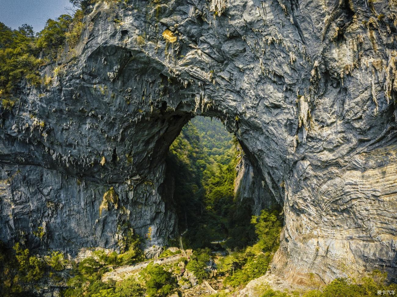 天门中断楚江开,碧水东流至此回—天门山