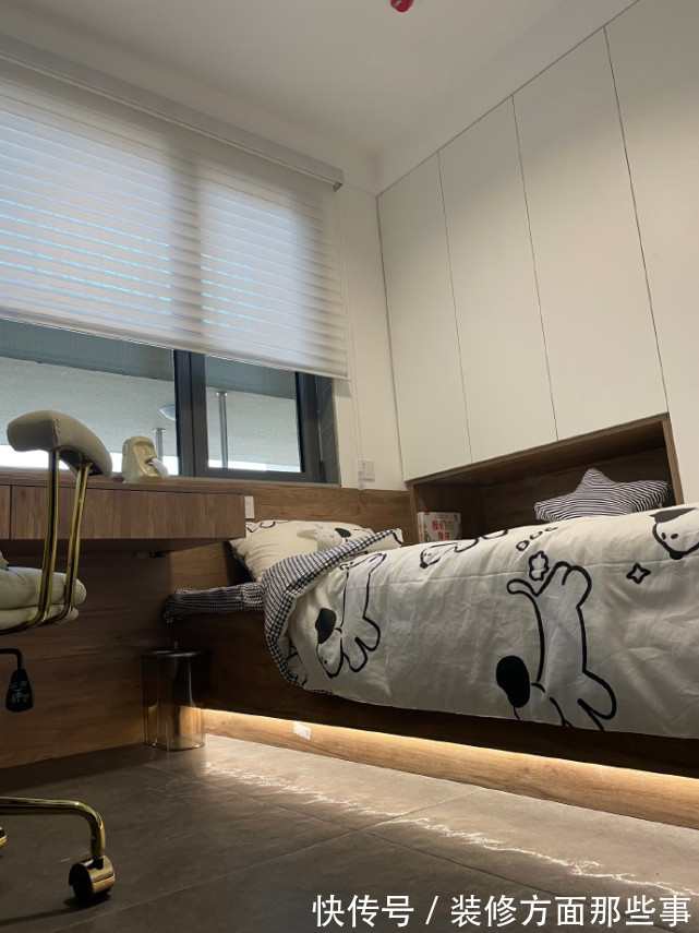 爱格|115平现代简约风,灰色影视墙是格栅和木饰面的结合