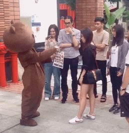 |搞笑GIF：本想给女友一个惊喜，没想到遇到了丈母娘