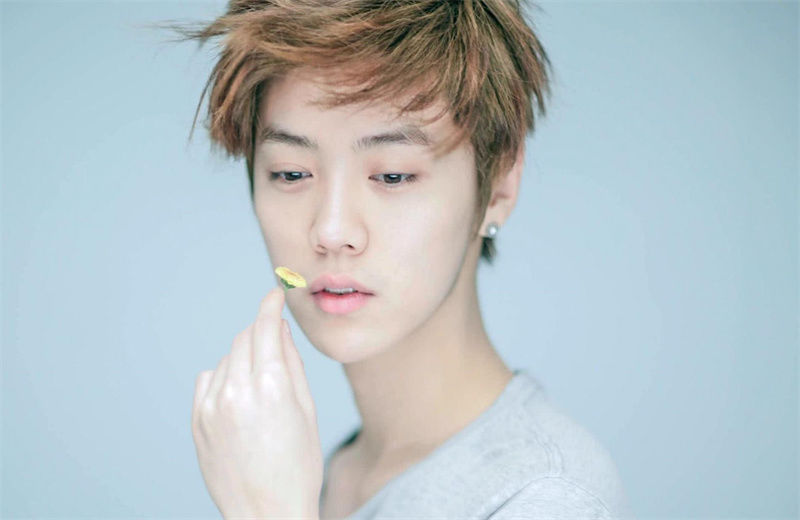 鹿晗外出录节目，也不忘记秀恩爱，给足了女朋友安全感