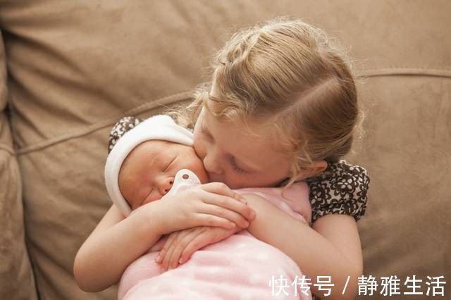 姐姐|姐姐睡觉被弟弟吵醒,见妈妈没在,姐姐下意识的举动让人暖心
