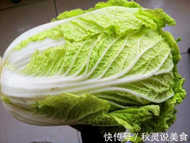 包白菜饺子，我家从来不“挤水”，这招拌菜，白菜不出水、不破皮