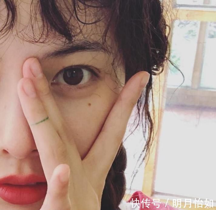 眼睛有这3个标志的女生，天生自带“眼妆效果”，不怕找不到男友