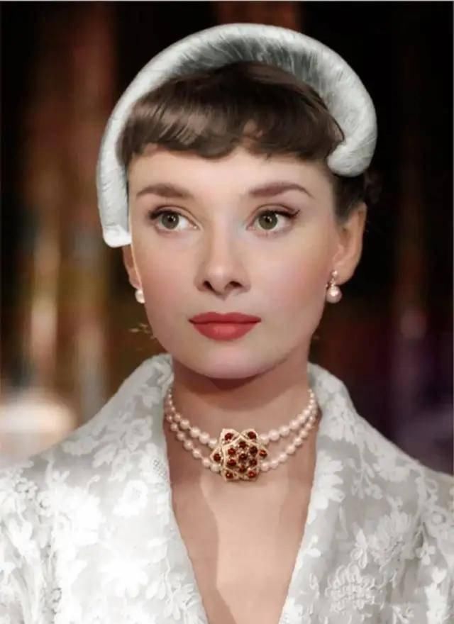 极限|比人间香奈儿还贵的真公主,她突破了人类侧脸美极限