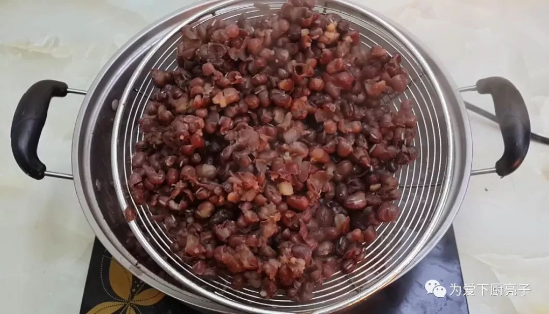 倒入|红豆又出新吃法,不烙饼不蒸馍,我家一周吃3次,比蛋糕好吃十倍