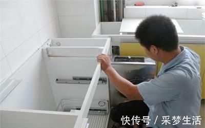 装修|厨房装修不要再买橱柜,回家立马让工人学装一个,省钱好看又实用