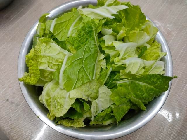 冬天炖白菜,多加2样食材,白菜软烂好吃,家人特别喜欢