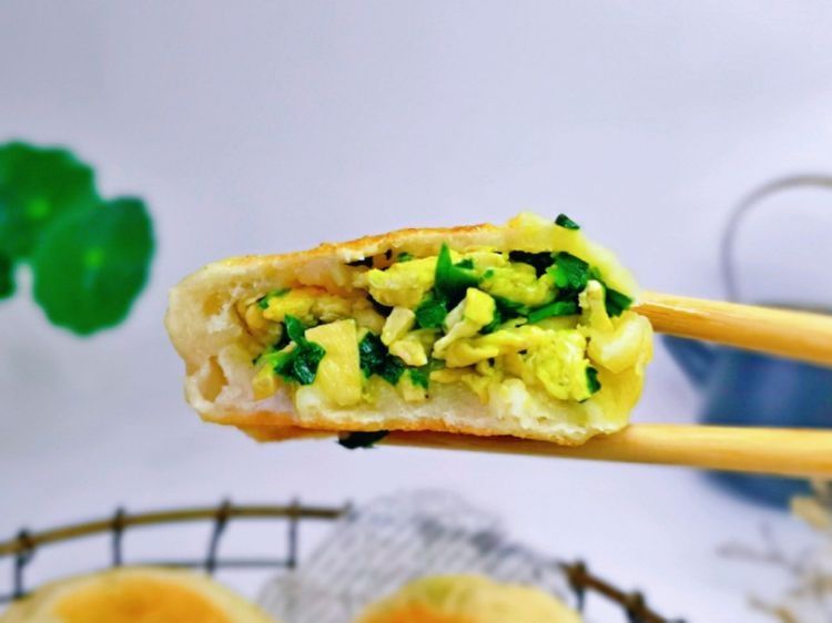 做韭菜盒子的时候加点虾皮和香干，味道太鲜美了，真过瘾