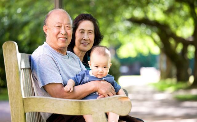 独苗|面对刚出生的“独苗”,姥爷和爷爷凝视半小时,网友:非静止画面