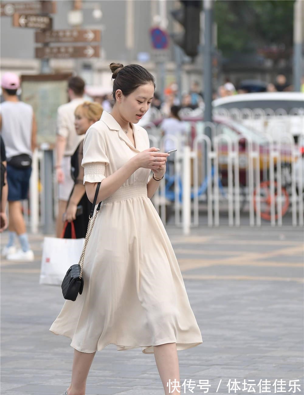 细跟鞋 米色连衣长裙,过膝的裙摆,搭配尖头细跟鞋,衬托身材!