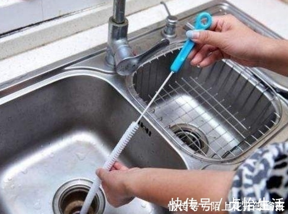 家中下水道堵塞怎么办？教你3种疏通下水道的方法，自己也能解决