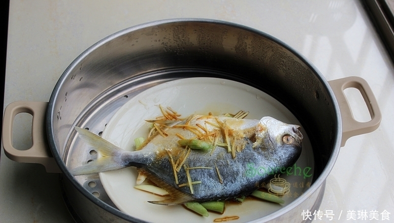蒸鱼|蒸鱼时多加一步,腥味全无,鱼肉软嫩,汤清味醇,太鲜香了!