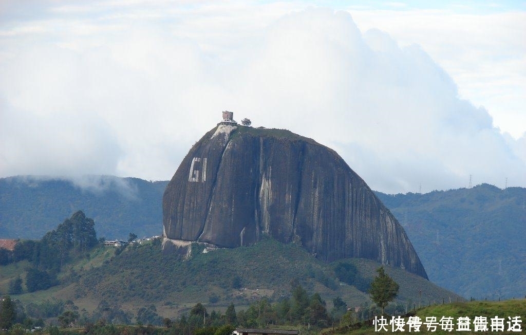 人家|这户人家独居山顶，与世隔绝，世界独一无二