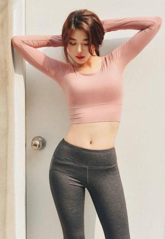 身材 丰润标致的打底裤优雅女孩,好穿又百搭