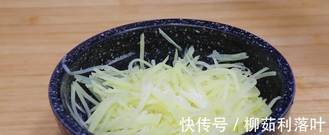 黑芝麻|土豆不要再炒着吃了,试试这样做,天天吃都不腻,越吃越香!