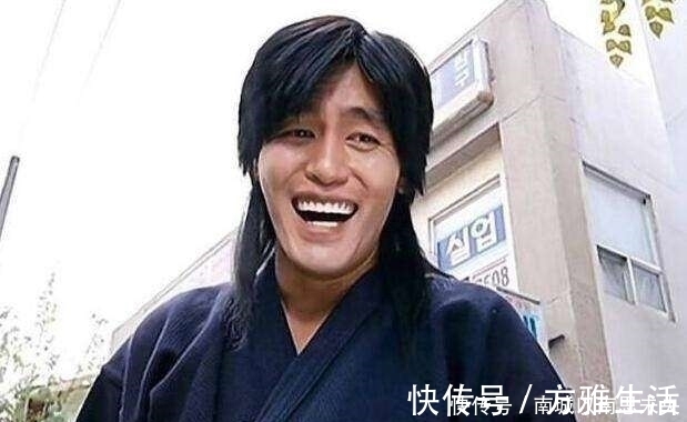 |幽默笑话:平时很冰冷的女同事,下晚班时悄悄对我说了句话