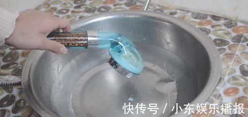 塑料袋|淋浴喷头堵了不用怕,学会这诀窍,只需一个塑料袋就能轻松解决