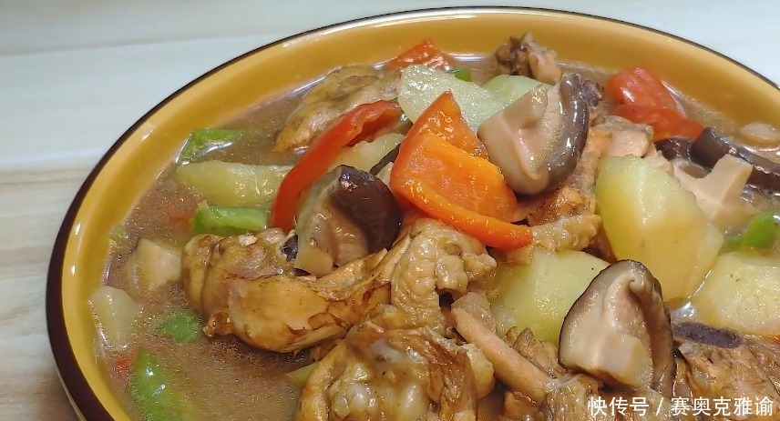 家常好菜，香菇土豆焖鸡块，配料简单味道鲜美，家人都爱吃