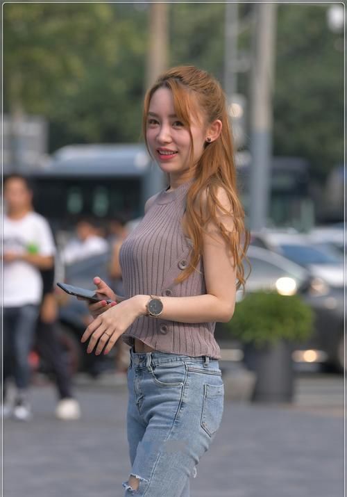 美女穿搭：灰色粉红色的细针织与轻牛仔裤，纯净优雅，光滑浪漫