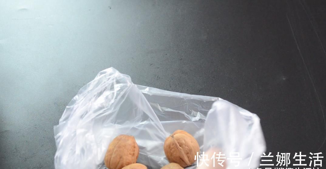 实用|剥核桃谁还用工具剥 聪明的她一个塑料袋就搞定了, 方法简单又实用