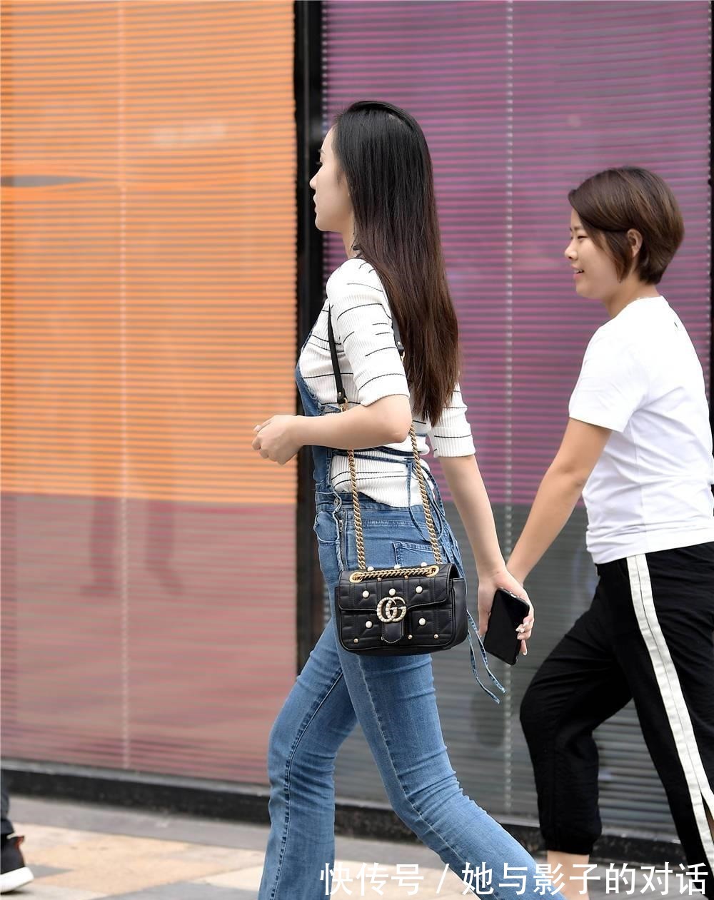 美女 牛仔背带裤,秋天穿着很独特,搭配半袖穿着更舒适