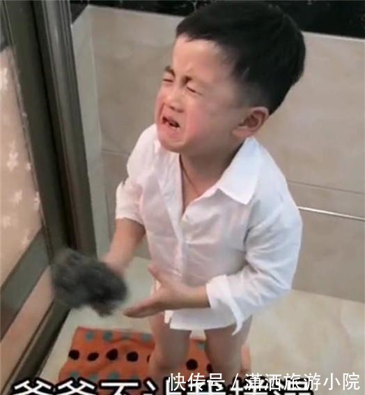 宝妈|儿子想帮爸爸搓澡遭拒绝,哭着找妈妈告状,妈妈无奈换谁都拒绝