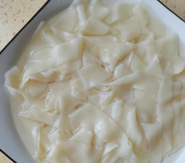  饺子皮|想吃油泼面，5张饺子皮就能搞定，酸辣开胃，每次能吃一大碗