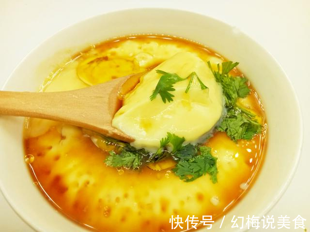 蒸鸡蛋羹时，不要加清水，这么做鸡蛋细腻无气孔，一上桌就抢光！
