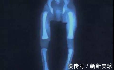 骨头|4个月宝宝发现自己有jio,抱着玩很可爱,宝妈:可穿袜子费劲啊