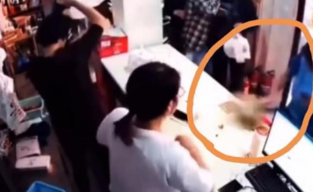 取餐|外卖小哥取餐时狂砸东西,被店家殴打后痛哭,最后赔偿4000元