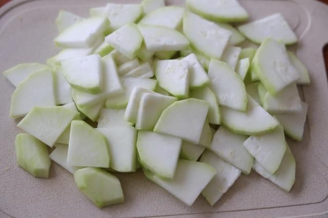 素菜|天气热，晚餐多吃这样的素菜，鲜嫩多汁又爽口，多吃也没负担