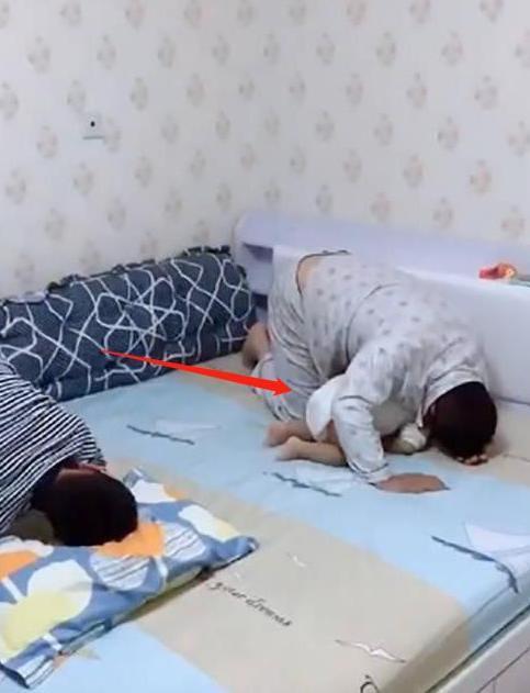 犯错|父子三人犯错后被''罚跪'',穿尿不湿的张张成笑点,网友太萌了